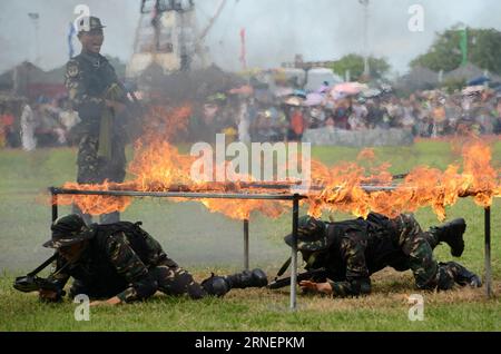 (160701) -- HONG KONG, 1 luglio 2016 -- i soldati della guarnigione di Hong Kong dell'Esercito Popolare Cinese di Liberazione (PLA) si esibiscono durante l'Open Day nella Cina meridionale di Hong Kong, 1 luglio 2016. Per celebrare il diciannovesimo anniversario del ritorno di Hong Kong nella madrepatria, la guarnigione di Hong Kong del PLA ha tenuto un open day, permettendo ai residenti locali di visitare le loro caserme il venerdì. )(wjq) CHINA-HONG KONG-PLA GARRISON-OPEN DAY (CN) LiuxYun PUBLICATIONxNOTxINxCHN 160701 Hong Kong 1 luglio 2016 soldati della guarnigione di Hong Kong dell'Esercito di Liberazione delle celebrità cinesi PLA si esibiscono durante l'Open Day nella Cina meridionale Foto Stock