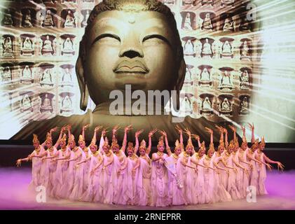 (160701) -- HONG KONG, 1 luglio 2016 -- gli attori eseguono un dramma di danza per celebrare il 19° anniversario del ritorno di Hong Kong nella madrepatria a Hong Kong, nel sud della Cina, 1° luglio 2016. ) (Wyl) CHINA-HONG KONG S RETURN-19TH ANNIVERSARY(CN) WangxShen PUBLICATIONxNOTxINxCHN 160701 Hong Kong 1 luglio 2016 gli attori eseguono un Dance Drama per celebrare il 19 ° anniversario del ritorno di Hong Kong alla madrepatria a Hong Kong Cina del Sud 1 luglio 2016 Wyl China Hong Kong S Return 19th Anniversary CN WangxShen PUBLICATIONxNOTxINxCHN Foto Stock