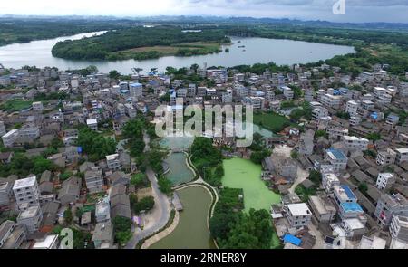 (160702) -- NANNING, 2 luglio 2016 -- foto aerea scattata il 2 luglio 2016 mostra Yangmei antica città nel distretto di Jiangnan di Nanning, capitale della regione autonoma Guangxi Zhuang del sud della Cina. L'antica città di Yangmei ha conservato meglio gli edifici storici della dinastia Ming (1368-1644) e della dinastia Qing (1644-1911) a Nanning. )(wjq) CHINA-GUANGXI-NANNING-ANCIENT TOWN (CN) ZhouxHua PUBLICATIONxNOTxINxCHN 160702 Nanning 2 luglio 2016 foto aerea scattata IL 2 luglio 2016 mostra la fisarmonica Yangmei Ancient Town nel distretto di Jiangnan di Nanning capitale della regione autonoma Guangxi Zhuang Foto Stock