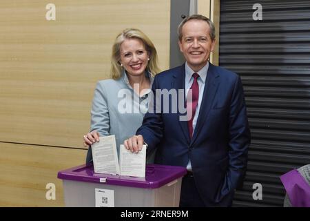 Parlamentswahl in Australien (160702) -- MELBOURNE, July 2, 2016 -- Leader of the Australian Labor Party Bill Shorten and his wife Chloe Shorten cast their votes at the Moonee Ponds West Public School polling station in Melbourne, Australia, July 2, 2016, on Australia s federal election day. Photo) AUSTRALIA-MELBOURNE-FEDERAL ELECTION AAP PUBLICATIONxNOTxINxCHN   Parliamentary election in Australia 160702 Melbourne July 2 2016 Leader of The Australian Laboratory Party Bill shorten and His wife Chloe shorten Cast their Votes AT The  Ponds WEST Public School Polling Station in Melbourne Australi Stock Photo