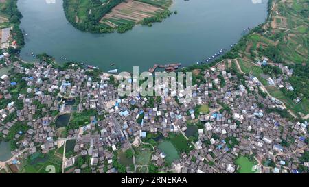 (160702) -- NANNING, 2 luglio 2016 -- foto aerea scattata il 2 luglio 2016 mostra Yangmei antica città nel distretto di Jiangnan di Nanning, capitale della regione autonoma Guangxi Zhuang del sud della Cina. L'antica città di Yangmei ha conservato meglio gli edifici storici della dinastia Ming (1368-1644) e della dinastia Qing (1644-1911) a Nanning. )(wjq) CHINA-GUANGXI-NANNING-ANCIENT TOWN (CN) ZhouxHua PUBLICATIONxNOTxINxCHN 160702 Nanning 2 luglio 2016 foto aerea scattata IL 2 luglio 2016 mostra la fisarmonica Yangmei Ancient Town nel distretto di Jiangnan di Nanning capitale della regione autonoma Guangxi Zhuang Foto Stock