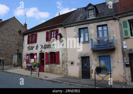 Vista di un ristorante chiuso e di una casa francese rurale terrazzata qui situato a Moutier d'Ahun, nella regione Creuse della francia centrale. Foto Stock