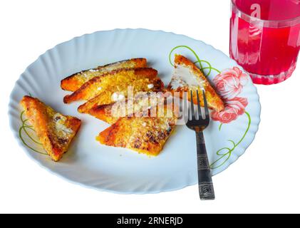 Prelibatezza indiana Shahi Tukda; fatta con pane, sciroppo di zucchero dorato e crema Foto Stock