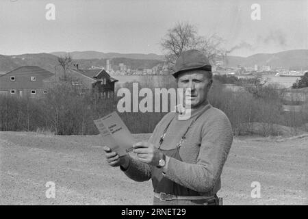 Dal 19 al 1974: Hydro vuole costruire qui la fattoria Rafnes e le vicine fattorie sulla terra di Bamble a Telemark, il Ministero dell'industria ha progettato un complesso industriale del valore di un paio di miliardi di corone. Ma c'è grande incertezza sul progetto, e nessuno sa ancora se lo Storting manderà la maggior parte delle fabbriche petrolchimiche ad ovest. I politici locali parlano di nuovi posti di lavoro, l'uomo comune è più preoccupato per la distruzione ambientale. OLE Timland della fattoria Rønningen sta studiando un opuscolo della Hydro. "Glossario dei prodotti petrolchimici”, si chiama. Non è eas Foto Stock