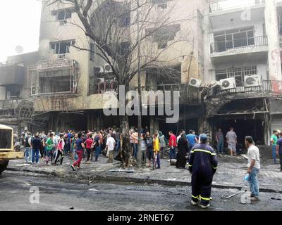 Bombenanschläge in der irakischen Hauptstadt Bagdad (160703) -- BAGHDAD, July 3, 2016 -- A building destroyed in a car bomb attack is seen in Karrada-Dakhil district of southern Baghdad, Iraq, July 3, 2016. Death toll of the suicide car bomb attack at a crowded commercial area in the Iraqi capital of Baghdad early Sunday has risen to 124, while 142 others were wounded, an Interior Ministry source said. The Islamic State group on Sunday claimed responsibility for the attack. ) (zjy) IRAQ-BAGHDAD-CAR BOMB-DEATH TOLL RISE KhalilxDawood PUBLICATIONxNOTxINxCHN   Bomb attacks in the Iraqi Capital Ba Stock Photo