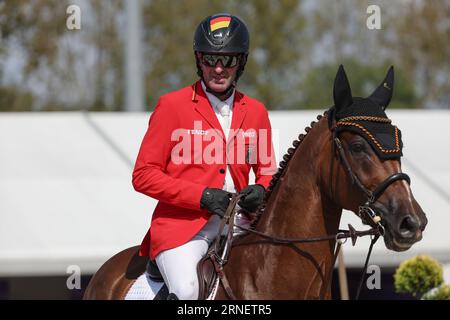 Mailand, Italia. 1 settembre 2023. Sport equestre: Campionato europeo, salto ostacoli, 3a competizione, 2a Coppa delle nazioni (individuale e di squadra). Mostra il ponticello Philipp Weishaupt cavalca Zineday. Crediti: Friso Gentsch/dpa/Alamy Live News Foto Stock