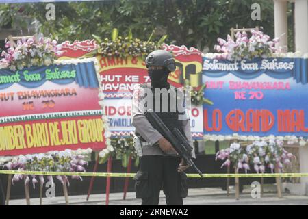 Indonesiano: Attentäter sprengt sich in Polizeiwache in Die Luft (160705) -- SOLO, 5 luglio 2016 -- Un poliziotto sta di guardia al sito di un attentato suicida in una stazione di polizia a solo, Giava centrale, Indonesia, 5 luglio 2016. Un attentatore suicida si è fatto saltare in aria in una stazione di polizia a solo of Central Java Tuesday, uccidendo l'attentatore e ferendo gravemente un agente di polizia, ha riferito la Metro TV locale. ) INDONESIA-SOLO-SUICIDA ATTENTATO Admojo PUBLICATIONxNOTxINxCHN Indonesia Bombers Beyond to in Police station in the Air 160705 solo 5 luglio 2016 un poliziotto sta di guardia PRESSO il sito di un attentato suicida in a Foto Stock