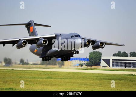 (160706) -- PECHINO, 6 luglio 2016 () -- la foto scattata nel giugno 2016 mostra un aereo Y-20, il grande aereo da trasporto interno della Cina, che decolla in un aeroporto. Due aerei Y-20 si unirono ufficialmente alla People S Liberation Army Air Force il 6 luglio 2016. () (wx) CHINA-Y-20 LARGE FREIGHTER PLANE-MILITARY SERVICE (CN) Xinhua PUBLICATIONxNOTxINxCHN 160706 Pechino 6 luglio 2016 la foto scattata nel giugno 2016 mostra un aereo Y 20 domestico della Cina Large Transportation Aircraft decollato all'aeroporto due piani Y 20 ufficialmente aderito all'Aeronautica militare dell'Esercito di Liberazione delle celebrità ON 6 luglio 2016 wx China y 20 Large Frei Foto Stock