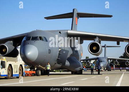 (160706) -- PECHINO, 6 luglio 2016 -- foto scattata nel giugno 2016 mostra due aerei Y-20, il grande aereo da trasporto interno della Cina, che rullano sulla pista dell'aeroporto. Due aerei Y-20 si unirono ufficialmente alla People S Liberation Army Air Force il 6 luglio 2016. (wx) CHINA-Y-20 LARGE FREIGHTER PLANE-MILITARY SERVICE (CN) XingxGuangli PUBLICATIONxNOTxINxCHN 160706 Pechino 6 luglio 2016 la foto scattata nel giugno 2016 mostra due aerei da trasporto interni del piano Y 20 della Cina che rullano all'aeroporto Runway Two y 20 Plan si è ufficialmente Unito all'Aeronautica militare dell'Esercito di Liberazione delle celebrità IL 6 luglio 2016 wx China y 20 la Foto Stock