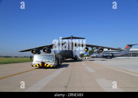 (160706) -- PECHINO, 6 luglio 2016 -- foto scattata nel giugno 2016 mostra due aerei Y-20, il grande aereo da trasporto interno della Cina, che rullano sulla pista dell'aeroporto. Due aerei Y-20 si unirono ufficialmente alla People S Liberation Army Air Force il 6 luglio 2016. (wx) CHINA-Y-20 LARGE FREIGHTER PLANE-MILITARY SERVICE (CN) XingxGuangli PUBLICATIONxNOTxINxCHN 160706 Pechino 6 luglio 2016 la foto scattata nel giugno 2016 mostra due aerei da trasporto interni del piano Y 20 della Cina che rullano all'aeroporto Runway Two y 20 Plan si è ufficialmente Unito all'Aeronautica militare dell'Esercito di Liberazione delle celebrità IL 6 luglio 2016 wx China y 20 la Foto Stock