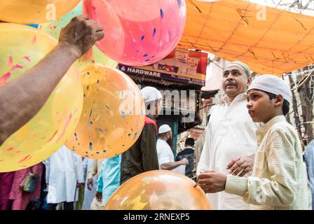 (160707) -- NEW DELHI, July 7, 2016 -- A father buys festival balloons for his son on a street at the old town of New Delhi, India, on July 7, 2016. Muslims in most parts of India started celebration for Eid al-Fitr Thursday, which marks the end of the Islamic holy month of Ramadan. ) INDIA-NEW DELHI-EID AL-FITR-CELEBRATION BixXiaoyang PUBLICATIONxNOTxINxCHN   160707 New Delhi July 7 2016 a Father Buys Festival Balloons for His Sun ON a Street AT The Old Town of New Delhi India ON July 7 2016 Muslims in Most Parts of India started Celebration for Oath Al Fitr Thursday Which Marks The End of Th Stock Photo