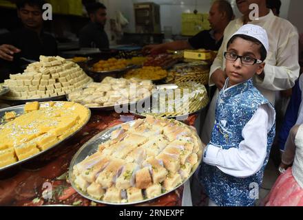 (160707) -- NUOVA DELHI, 7 luglio 2016 -- i musulmani comprano dolci da festival in una strada nella città vecchia di nuova Delhi, India, il 7 luglio 2016. I musulmani nella maggior parte delle parti dell'India hanno iniziato la celebrazione per l'Eid al-Fitr Thursday, che segna la fine del mese sacro islamico del Ramadan. INDIA-NEW DELHI-EID AL-FITR-CELEBRATION BixXiaoyang PUBLICATIONxNOTxINxCHN 160707 nuova Delhi 7 luglio 2016 i musulmani acquistano dolci Festival IN una strada NELLA città vecchia di nuova Delhi India IL 7 luglio 2016 i musulmani nella maggior parte delle parti dell'India hanno iniziato la celebrazione per il giuramento al Fitr Thursday che segna la fine dell'islamico il mese Santo del Ramadan Foto Stock