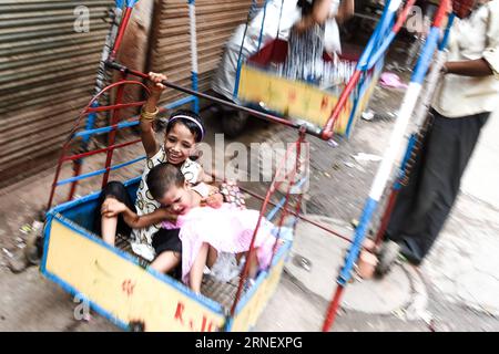 (160707) -- NEW DELHI, 7 luglio 2016 -- i bambini cavalcano una ruota panoramica motorizzata dall'uomo su una strada nella città vecchia di New Delhi, India, il 7 luglio 2016. I musulmani nella maggior parte delle parti dell'India hanno iniziato la celebrazione per l'Eid al-Fitr Thursday, che segna la fine del mese sacro islamico del Ramadan. INDIA-NEW DELHI-EID AL-FITR-CELEBRATION BixXiaoyang PUBLICATIONxNOTxINxCHN 160707 nuova Delhi 7 luglio 2016 i bambini cavalcano ruota panoramica motorizzata dall'uomo IN una strada NELLA città vecchia di nuova Delhi India IL 7 luglio 2016 i musulmani nella maggior parte delle parti dell'India hanno iniziato la celebrazione per il giuramento al Fitr Thursday che segna la fine di l'islamico Foto Stock