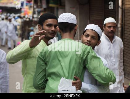 (160707) -- NUOVA DELHI, 7 luglio 2016 -- i musulmani si abbracciano a vicenda in una strada nella città vecchia di nuova Delhi, India, il 7 luglio 2016. I musulmani nella maggior parte delle parti dell'India hanno iniziato la celebrazione per l'Eid al-Fitr Thursday, che segna la fine del mese sacro islamico del Ramadan. INDIA-NEW DELHI-EID AL-FITR-CELEBRATION BixXiaoyang PUBLICATIONxNOTxINxCHN 160707 nuova Delhi 7 luglio 2016 i musulmani si abbracciano a vicenda IN una strada NELLA città vecchia di nuova Delhi India IL 7 luglio 2016 i musulmani nella maggior parte delle parti dell'India hanno iniziato la celebrazione per il giuramento al Fitr Thursday che segna la fine dell'islamico mese Santo del Ramadan in Foto Stock