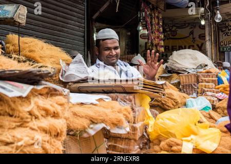 (160707) -- NUOVA DELHI, 7 luglio 2016 -- Un venditore vende torsioni di pasta fritta, uno dei cibi tradizionali dei festival musulmani, in una strada nella città vecchia di nuova Delhi, in India, il 7 luglio 2016. I musulmani nella maggior parte delle parti dell'India hanno iniziato la celebrazione per l'Eid al-Fitr Thursday, che segna la fine del mese sacro islamico del Ramadan. INDIA-NEW DELHI-EID AL-FITR-CELEBRATION BixXiaoyang PUBLICATIONxNOTxINxCHN 160707 nuova Delhi 7 luglio 2016 un fornitore vende Fried Dough Twist uno dei cibi tradizionali del Festival musulmano IN una strada NELLA città vecchia di nuova Delhi India IL 7 luglio 2016 musulmani nella maggior parte delle parti dell'India Foto Stock