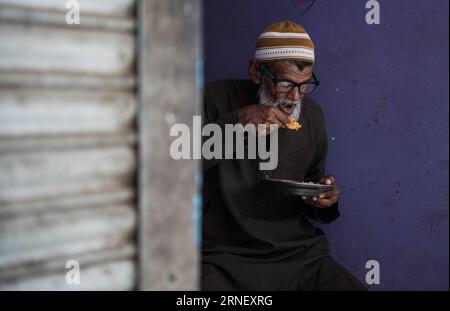 (160707) -- NEW DELHI, July 7, 2016 -- An elder Muslim takes breakfast after morning prayer on a street at the old town of New Delhi, India, on July 7, 2016. Muslims in most parts of India started celebration for Eid al-Fitr Thursday, which marks the end of the Islamic holy month of Ramadan. ) INDIA-NEW DELHI-EID AL-FITR-CELEBRATION BixXiaoyang PUBLICATIONxNOTxINxCHN   160707 New Delhi July 7 2016 to Elder Muslim Takes Breakfast After Morning Prayer ON a Street AT The Old Town of New Delhi India ON July 7 2016 Muslims in Most Parts of India started Celebration for Oath Al Fitr Thursday Which M Stock Photo