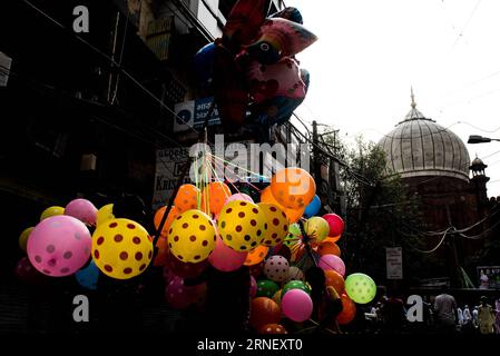 (160707) -- NUOVA DELHI, 7 luglio 2016 -- i venditori vendono palloncini in una strada vicino a Jama Masjid nella città vecchia di nuova Delhi, India, il 7 luglio 2016. I musulmani nella maggior parte delle parti dell'India hanno iniziato la celebrazione per l'Eid al-Fitr Thursday, che segna la fine del mese sacro islamico del Ramadan. INDIA-NEW DELHI-EID AL-FITR-CELEBRATION BixXiaoyang PUBLICATIONxNOTxINxCHN 160707 nuova Delhi 7 luglio 2016 venditori vendono palloncini IN una strada vicino a Jama Masjid NELLA città vecchia di nuova Delhi India IL 7 luglio 2016 i musulmani nella maggior parte delle parti dell'India hanno iniziato la celebrazione per il giuramento al Fitr Thursday che segna la fine di l'islamico Foto Stock