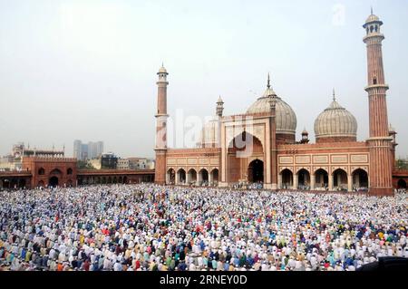 (160707) -- NUOVA DELHI, 7 luglio 2016 () -- musulmani pregano presso lo storico Jama Masjid nella città vecchia di nuova Delhi, India, 7 luglio 2016. I musulmani nella maggior parte delle parti dell'India hanno iniziato la celebrazione per l'Eid al-Fitr Thursday, che segna la fine del mese sacro islamico del Ramadan. (/Stringer) INDIA-NEW DELHI-EID AL-FITR-CELEBRATION Xinhua PUBLICATIONxNOTxINxCHN 160707 nuova Delhi 7 luglio 2016 musulmani pregano PRESSO la storica Jama Masjid NELLA città vecchia di nuova Delhi India 7 luglio 2016 musulmani nella maggior parte delle parti dell'India hanno iniziato la celebrazione per il giuramento al Fitr Thursday che segna la fine dell'islamico Santo mese di Foto Stock