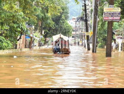 (160707) -- GUWAHATI, 7 luglio 2016 -- Rickshaw Puller trasporta i passeggeri attraverso una strada sommersa dopo una forte pioggia a Guwahati, capitale dell'India, lo stato nord-orientale dell'Assam, 7 luglio 2016. ) INDIA-GUWAHATI-PIOGGIA PESANTE-SOMMERSA Stringer PUBLICATIONxNOTxINxCHN 160707 Guwahati 7 luglio 2016 estrattore di risciò trasporta i passeggeri attraverso una strada sommersa dopo una pioggia pesante nella capitale indiana dello stato nordorientale Assam 7 luglio 2016 India Guwahati Heavy Rainfall Submerged Road Stringer PUBLICATIONxNOTxINxCHN Foto Stock