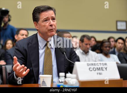 USA: Anhörung FBI-Direktor Comey nach Verzicht auf Anklage gegen Clinton (160707) -- WASHINGTON D.C., 7 luglio 2016 -- il direttore dell'FBI James Comey testimonia davanti alla House Oversight Committee per le indagini sul sistema di posta elettronica di Hillary Clinton, a Capitol Hill a Washington D.C., capitale degli Stati Uniti, 7 luglio 2016. Il direttore dell'FBI statunitense James Comey giovedì ha difeso la sua decisione di non raccomandare accuse contro Hillary Clinton, ma ha confutato molte delle sue dichiarazioni per giustificare l'uso della configurazione della posta elettronica privata come segretario di stato. ) U.S.-WASHINGTON D.C.-FBI-HEARING BAOXDANDAN PUBLIC Foto Stock