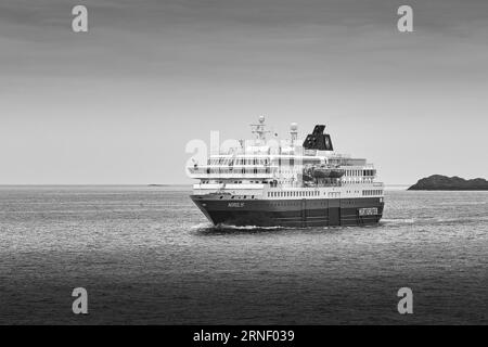 Foto in bianco e nero del traghetto norvegese Hurtigruten MS NORDLYS, in navigazione verso nord nella Vestfjorden, Nordland, Norvegia. 9 maggio 2023 Foto Stock