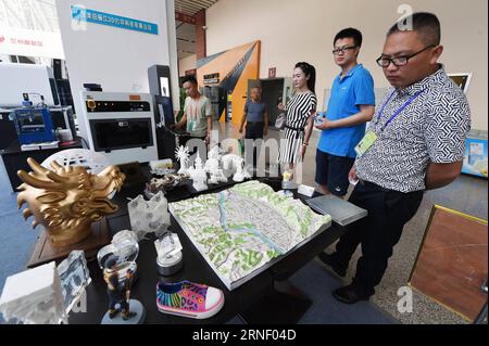 (160709) -- LANZHOU, 9 luglio 2016 -- i visitatori guardano gli articoli stampati in 3D a un festival dei maker a Lanzhou, capitale della provincia del Gansu della Cina nord-occidentale, 9 luglio 2016. Un festival per i maker, appassionati di tecnologia pratica che utilizzano stampanti 3D, robot e altri strumenti avanzati per trasformare le idee creative in prodotti pervasivi, nella Cina occidentale è iniziato qui sabato. )(wjq) CHINA-GANSU-MAKER FESTIVAL (CN) FanxPeishen PUBLICATIONxNOTxINxCHN 160709 Lanzhou 9 luglio 2016 i visitatori guardano gli articoli stampati in 3D A un Maker Festival a Lanzhou capitale della provincia del Gansu della Cina nordoccidentale 9 luglio 2016 A. Foto Stock