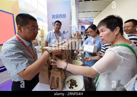 (160709) -- LANZHOU, 9 luglio 2016 -- i visitatori chiedono informazioni sugli snack prodotti dagli studenti universitari in un festival dei maker a Lanzhou, capitale della provincia del Gansu della Cina nord-occidentale, 9 luglio 2016. Un festival per i maker, appassionati di tecnologia pratica che utilizzano stampanti 3D, robot e altri strumenti avanzati per trasformare le idee creative in prodotti pervasivi, nella Cina occidentale è iniziato qui sabato. )(wjq) CHINA-GANSU-MAKER FESTIVAL (CN) FanxPeishen PUBLICATIONxNOTxINxCHN 160709 Lanzhou 9 luglio 2016 i visitatori chiedono informazioni sugli spuntini prodotti dagli studenti universitari A un Maker Festival a Lanzhou capitale di Nor Foto Stock