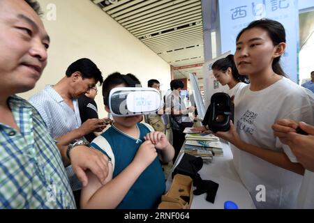 (160709) -- LANZHOU, 9 luglio 2016 -- i visitatori sperimentano gli occhiali VR in un festival dei maker a Lanzhou, capitale della provincia del Gansu della Cina nord-occidentale, 9 luglio 2016. Un festival per i maker, appassionati di tecnologia pratica che utilizzano stampanti 3D, robot e altri strumenti avanzati per trasformare le idee creative in prodotti pervasivi, nella Cina occidentale è iniziato qui sabato. )(wjq) CHINA-GANSU-MAKER FESTIVAL (CN) FanxPeishen PUBLICATIONxNOTxINxCHN 160709 Lanzhou 9 luglio 2016 i visitatori sperimentano gli occhiali VR IN un Maker Festival a Lanzhou capitale della provincia del Gansu della Cina nord-occidentale 9 luglio 2016 un Festival for Foto Stock