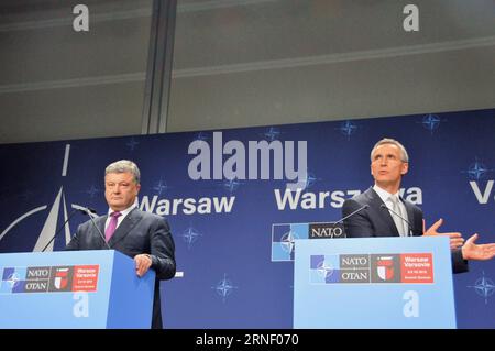 (160710) -- VARSAVIA, 10 luglio 2016 -- il segretario generale della NATO Jens Stoltenberg (R) e il presidente ucraino Petro Poroshenko partecipano a una conferenza stampa congiunta a Varsavia, capitale della Polonia, il 9 luglio 2016. Sabato, il secondo giorno del due giorni di Varsavia NATO Summit, ha portato la conferma del sostegno della NATO all'Ucraina, alla sua sovranità e integrità territoriale. POLONIA-VARSAVIA-NATO-UCRAINA-SOSTEGNO ShixZhongyu PUBLICATIONxNOTxINxCHN 160710 Varsavia 10 luglio 2016 il segretario generale della NATO Jens Stoltenberg r e il presidente ucraino Petro Poroshenko partecipano a una conferenza stampa congiunta a Varsavia capitale di Pol Foto Stock