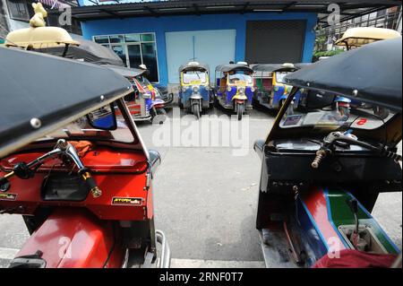 (160711) -- BANGKOK, 11 luglio 2016 -- foto scattata l'11 luglio 2016 mostra i tuk-tuk tailandesi (taxi thailandesi), una parte comune del mezzo di trasporto tailandese molto popolare tra i turisti stranieri, a Bangkok, Thailandia. ) THAILANDIA-BANGKOK-TRANSPORTATION-TUK TUK RachenxSageamsak PUBLICATIONxNOTxINxCHN 160711 Bangkok 11 luglio 2016 foto scattata L'11 luglio 2016 mostra Thai Tuk Tuk taxi Thai una parte comune del mezzo di trasporto del paese tailandese che È molto popolare tra i turisti stranieri a Bangkok paese tailandese Bangkok Transportation Tuk Tuk RachenxSageamsak PUBLICATIONxNOTxINxCHN Foto Stock