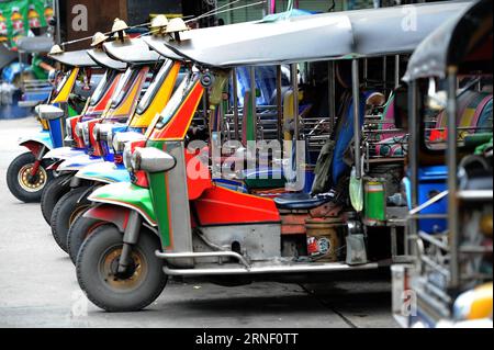 (160711) -- BANGKOK, 11 luglio 2016 -- foto scattata l'11 luglio 2016 mostra i tuk-tuk tailandesi (taxi thailandesi), una parte comune del mezzo di trasporto tailandese molto popolare tra i turisti stranieri, a Bangkok, Thailandia. ) THAILANDIA-BANGKOK-TRANSPORTATION-TUK TUK RachenxSageamsak PUBLICATIONxNOTxINxCHN 160711 Bangkok 11 luglio 2016 foto scattata L'11 luglio 2016 mostra Thai Tuk Tuk taxi Thai una parte comune del mezzo di trasporto del paese tailandese che È molto popolare tra i turisti stranieri a Bangkok paese tailandese Bangkok Transportation Tuk Tuk RachenxSageamsak PUBLICATIONxNOTxINxCHN Foto Stock