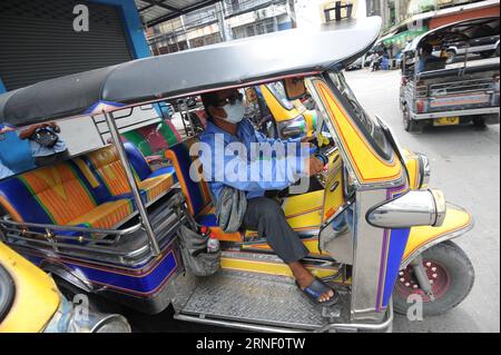 (160711) -- BANGKOK, 11 luglio 2016 -- Un autista thailandese di tuk-tuk (taxi thailandese) siede sul suo triciclo a motore, una parte comune del mezzo di trasporto tailandese molto popolare tra i turisti stranieri, a Bangkok, in Thailandia, 11 luglio 2016. ) THAILANDIA-BANGKOK-TRANSPORTATION-TUK TUK RachenxSageamsak PUBLICATIONxNOTxINxCHN 160711 Bangkok 11 luglio 2016 un autista Thai Tuk Tuk Thai taxi siede SUL suo motore triciclo una parte comune del mezzo di trasporto del paese thailandese che È molto popolare tra i turisti stranieri a Bangkok Paese thailandese 11 luglio 2016 Paese thailandese Bangkok Transportation Tuk Tuk Tuk Tuk Tuk Tuk RachenxSageam Foto Stock