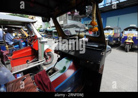 (160711) -- BANGKOK, 11 luglio 2016 -- foto scattata l'11 luglio 2016 mostra i tuk-tuk tailandesi (taxi thailandesi), una parte comune del mezzo di trasporto tailandese molto popolare tra i turisti stranieri, a Bangkok, Thailandia. ) THAILANDIA-BANGKOK-TRANSPORTATION-TUK TUK RachenxSageamsak PUBLICATIONxNOTxINxCHN 160711 Bangkok 11 luglio 2016 foto scattata L'11 luglio 2016 mostra Thai Tuk Tuk taxi Thai una parte comune del mezzo di trasporto del paese tailandese che È molto popolare tra i turisti stranieri a Bangkok paese tailandese Bangkok Transportation Tuk Tuk RachenxSageamsak PUBLICATIONxNOTxINxCHN Foto Stock