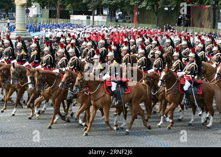 (160714) -- PARIGI, 14 luglio 2016 -- marcia delle guardie repubblicane durante la parata militare annuale del giorno della Bastiglia a Parigi, in Francia, il 14 luglio 2016. ) FRANCE-PARIS-BASTILLE DAY-PARADE AlanxWilson PUBLICATIONxNOTxINxCHN 160714 Parigi 14 luglio 2016 Guardia Repubblicana marcia durante la parata militare annuale del giorno della Bastiglia a Parigi Francia IL 14 luglio 2016 Francia Parigi parata del giorno della Bastiglia PUBLICATIONxNOTxINxCHN Foto Stock