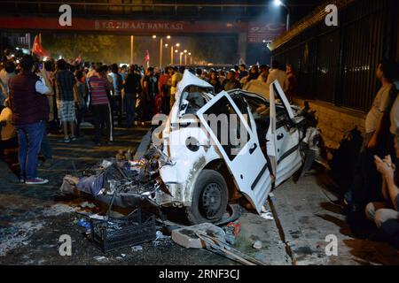 Putschversuch in der Türkei - Bilder aus Ankara 160716 -- ANKARA, 16 luglio 2016 -- la gente si riunisce vicino a un'auto distrutta ad Ankara, in Turchia, 16 luglio 2016. Una dichiarazione militare sui media turchi ha affermato il 15 luglio che le forze armate hanno completamente preso il potere nel paese. Ma il presidente turco Recep Tayyip Erdogan ha detto che all'inizio di sabato il tentativo di colpo di stato è fallito. yk TURKEY-ANKARA-UNREST MustafaxKaya PUBLICATIONxNOTxINxCHN Foto Stock