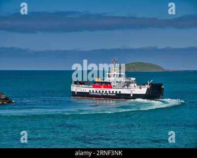 Il traghetto Loch Alainn (Caledonian MacBrayne) per auto roll-on roll-off CalMac (Caledonian MacBrayne) lascia il terminal dei traghetti Eriskay nelle Ebridi esterne, Scozia, Regno Unito. Preso Foto Stock