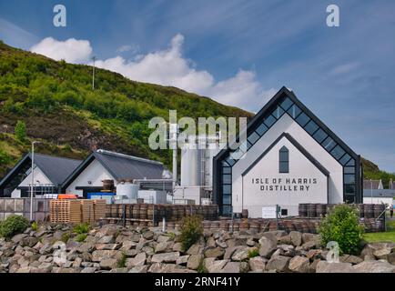 Edifici presso la distilleria Isle of Harris nelle Ebridi esterne, Scozia, Regno Unito. In una giornata di sole con nuvole di luce. Foto Stock