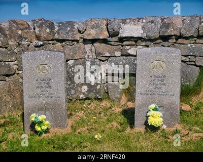 Due tombe da guerra con fiori di marinai sconosciuti della marina mercantile che persero la vita nella seconda guerra mondiale. Preso in una giornata di sole con un cielo blu Foto Stock