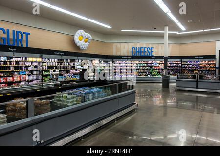 All'interno della sezione di formaggi Walmart Foto Stock