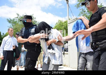 Bilder des Tages Putschversuch in der Türkei - Geflohene Putschisten in Griechenland 160718 -- ALEXANDROUPOLIS, 18 luglio 2016 -- poliziotti scortano ufficiali militari turchi, che sono fuggiti in Grecia in un elicottero militare il sabato dopo il fallito colpo di stato in Turchia, in un tribunale ad Alexandroupolis, Grecia, il 18 luglio 2016. Gli otto ufficiali militari turchi che hanno atterrato un elicottero militare turco ad Alessandropoli, nel nord della Grecia, sabato hanno chiesto asilo politico in Grecia. Zhf GREECE-ALEXANDROUPOLIS-TURKEY-MILITARY OFFICERS-COURT MariosxLolos PUBLICATIONxNOTxINxCHN Foto Stock