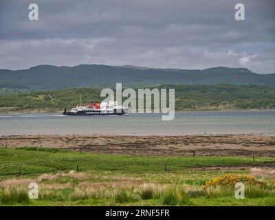 Un traghetto per auto Caledonian MacBrayne (Cal Mac) a West Loch Tarbert, al largo di Corran Point sulla penisola Kintyre ad Argyll, Scozia, Regno Unito. Foto Stock