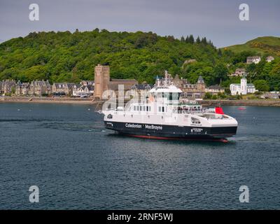 La CalMac gestiva il traghetto per auto roro MV Loch Frisa a Oban, Scozia, Regno Unito. Foto Stock