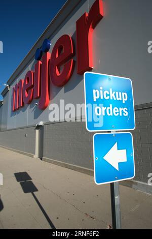 Cartello del luogo di prelievo e cartello Meijer presso il negozio Meijer di Davison, Michigan Foto Stock