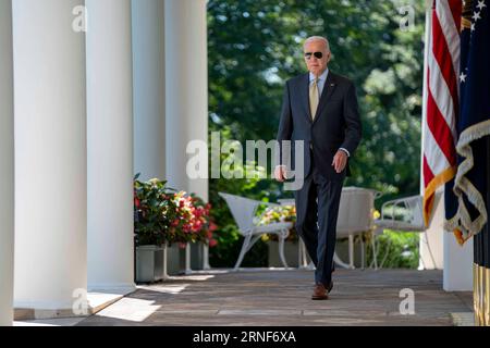 Washington, Stati Uniti. 1 settembre 2023. Il presidente Joe Biden cammina dall'ufficio ovale per parlare del rapporto di lavoro di agosto al Rose Garden alla Casa Bianca di Washington DC venerdì 1 settembre 2023. Foto di Bonnie Cash/Pool/ABACAPRESS.COM credito: Abaca Press/Alamy Live News Foto Stock