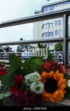 (160723) -- MONACO DI BAVIERA, 23 luglio 2016 -- i fiori sono collocati vicino alla scena dell'attacco a Monaco, Germania, il 23 luglio 2016. Un uomo armato tedesco-iraniano di 18 anni ha aperto il fuoco in un affollato centro commerciale a Monaco di Baviera venerdì sera, uccidendo 10 persone e ferendo 27. ) (Wjd) GERMANIA-MUNICH-SHOOTING-LUTTO LuoxHuanhuan PUBLICATIONxNOTxINxCHN 160723 Monaco 23 luglio 2016 i fiori sono collocati vicino alla scena d'attacco a Monaco di Baviera Germania DAL 23 luglio 2016 a 18 anni vecchio pistolero tedesco ha aperto il fuoco in un affollato centro commerciale di Monaco di Baviera venerdì sera uccidendo 10 celebrità e ferendo 27 wjd Germania Monaco S Foto Stock