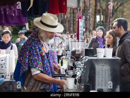 (160724) -- SYDNEY, 24 luglio 2016 -- Un membro dello staff prepara un caffè al Rocks Aroma Festival di Sydney, Australia, 24 luglio 2016. Il Rocks Aroma Festival ha avuto inizio domenica a Sydney, dove le persone possono gustare prelibatezze da torrefazioni di caffè boutique, cioccolatieri e bollitore per tè. Zhu Hongye) (sxk) AUSTRALIA-SYDNEY-ROCKS AROMA FESTIVAL HongyexZhu PUBLICATIONxNOTxINxCHN 160724 Sydney 24 luglio 2016 un membro dello staff prepara un caffè AL Rocks Aroma Festival di Sydney Australia 24 luglio 2016 il Rocks Aroma Festival ha avuto inizio domenica a Sydney, dove le celebrità POSSONO fare un bottone da Boutique Coffee RO Foto Stock