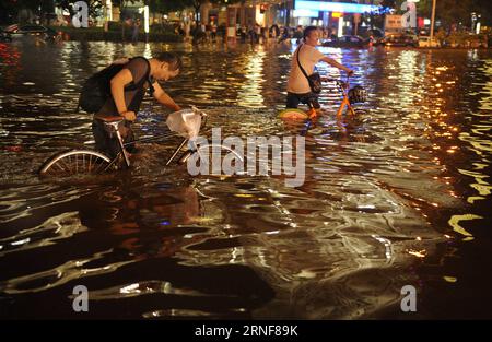 (160724) -- XI AN, 24 luglio 2016 -- i residenti si sono avventurati su una strada di disboscamento d'acqua a Xi An, capitale della provincia dello Shaanxi della Cina nord-occidentale, 24 luglio 2016. La pioggia ha colpito Xi An domenica sera, causando disboscamento e congestione del traffico. ) (wx) CHINA-XI AN-RAINSTORM (CN) TaoxMing PUBLICATIONxNOTxINxCHN 160724 Xi al 24 luglio 2016 residenti Calf ON a waterlogging Road a Xi fino alla capitale della provincia di Shaanxi della Cina nord-occidentale 24 luglio 2016 LA pioggia ha colpito Xi To domenica sera causando il disboscamento d'acqua e la congestione del traffico wx China Xi a precipitare CN TaoxMing PUBLICATIONxNOTxINxCHN Foto Stock