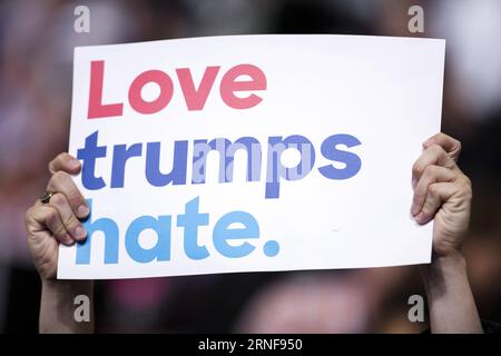 Bilder des Tages Parteitag der Demokraten in Philadelphia (160725) - FILADELFIA, 25 luglio 2016 - Un delegato tiene un cartello che legge "Love Trumps Hate" durante la Convention nazionale democratica degli Stati Uniti del 2016 al Wells Fargo Center di Filadelfia, Pennsylvania, negli Stati Uniti il 25 luglio 2016. Lunedì a Filadelfia è iniziata la Convention nazionale democratica degli Stati Uniti del 2016. ) U.S.-PHILADELPHIA-DNC-OPENING LixMuzi PUBLICATIONxNOTxINxCHN Images the Day Party the Democrats in Philadelphia 160725 Philadelphia luglio 25 2016 un delegato tiene un cartello Reading Love Trumps Hate durante il 2016 U S Democratic Foto Stock