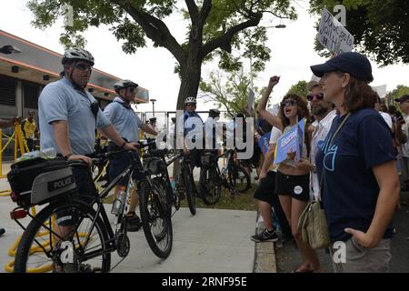 (160725) - FILADELFIA, 25 luglio 2016 --i sostenitori di Bernie Sanders protestano fuori dal Wells Fargo Center, dove si tiene la Convention nazionale democratica, a Filadelfia, Pennsylvania, Stati Uniti, luglio 25, 2016. ) Stati Uniti-FILADELFIA-DEMOCRATICA NAZIONALE CONVENZIONE-PROTESTA BaoxDandan PUBLICATIONxNOTxINxCHN 160725 Filadelfia luglio 25 2016 i sostenitori di Bernie Sanders protestano fuori dal Wells Fargo Center dove la Convenzione Nazionale Democratica È eroe a Filadelfia Pennsylvania gli Stati Uniti luglio 25 2016 Stati Uniti Philadelphia Democratic National Convention protesta baoxdandan PU Foto Stock