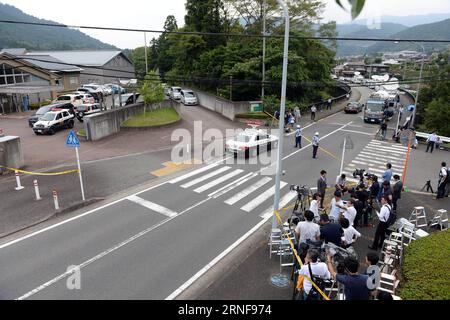 (160726) -- SAGAMIHARA, 26 luglio 2016 -- i giornalisti si riuniscono al di fuori della struttura di cura Tsukui Yamayuri-en (Tsukui Lily Garden) a Sagamihara City, Giappone, Prefettura di Kanagawa, 26 luglio 2016. A seguito di una spietata di pugnalate fatale condotta da un solo aggressore maschile in una struttura di cura per persone con disabilità nella prefettura di Kanagawa, a ovest di Tokyo, nelle prime ore di martedì mattina, 19 persone sono state lasciate morte e almeno 25 altre ferite, 20 dei quali hanno subito ferite critiche, hanno detto la polizia locale e fonti investigative. ) (yy) JAPAN-SAGAMIHARA-ATTACK maxping PUBLICATIONxNOTxIN Foto Stock